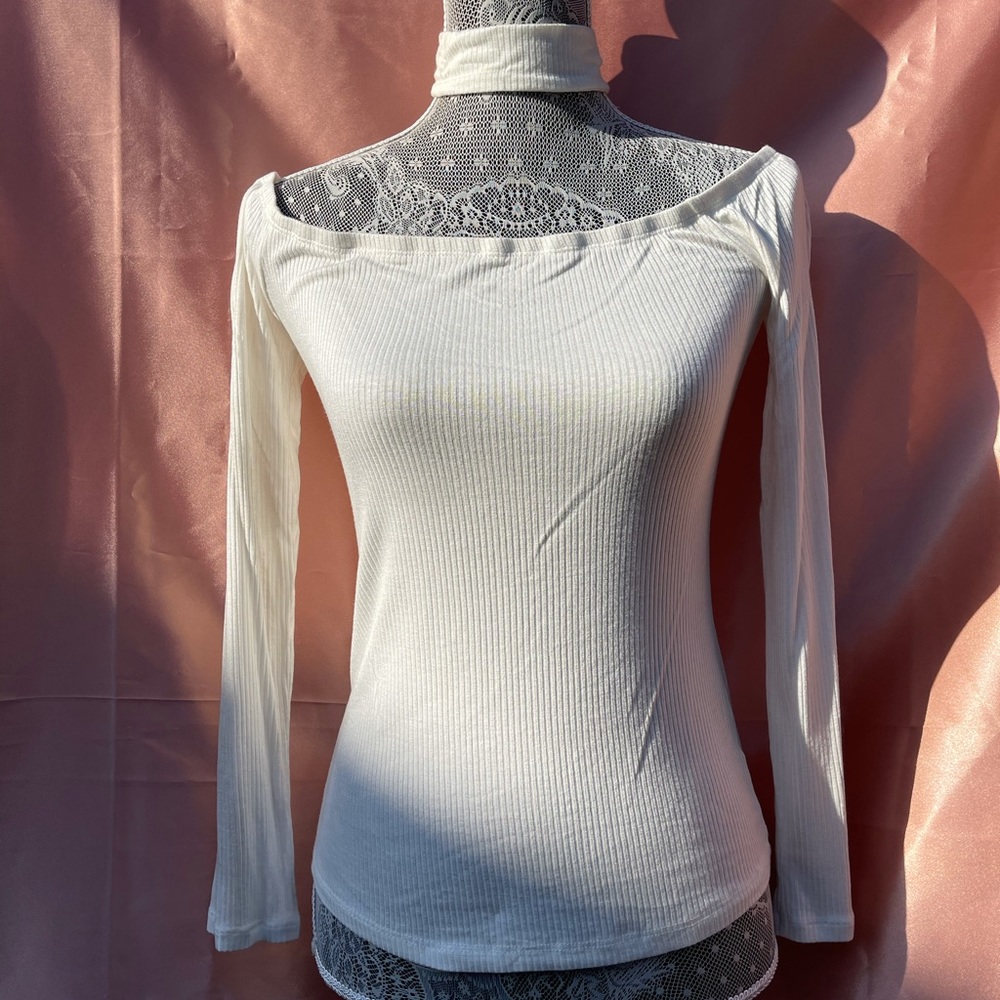 Women’s white long sleeve with choker